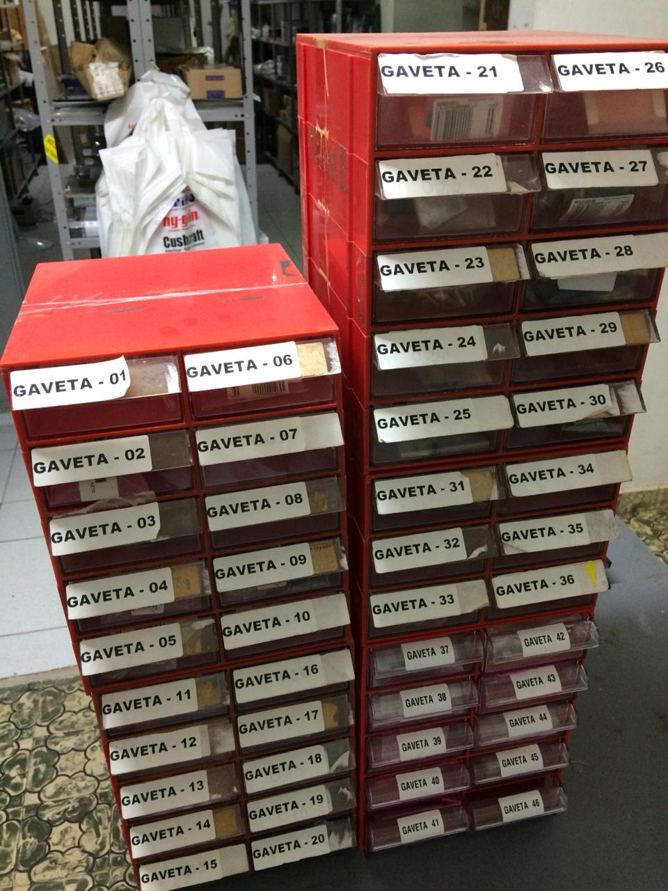 Lote de 742 piezas para radios Icom. Placas, condensadores, semiconductores, transistores, resistencias, bobinas, piezas de plástico... CAJONES NO INCLUIDOS ****